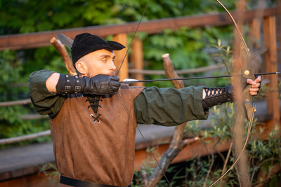 Robin Hood mit Pfeil und Bogen